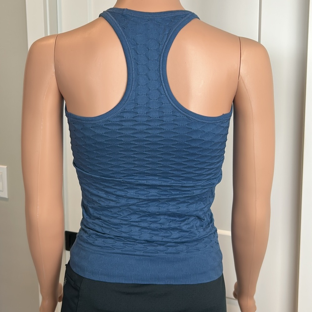Athleta Textured Blue Activewear Top - Picture 2 of 3